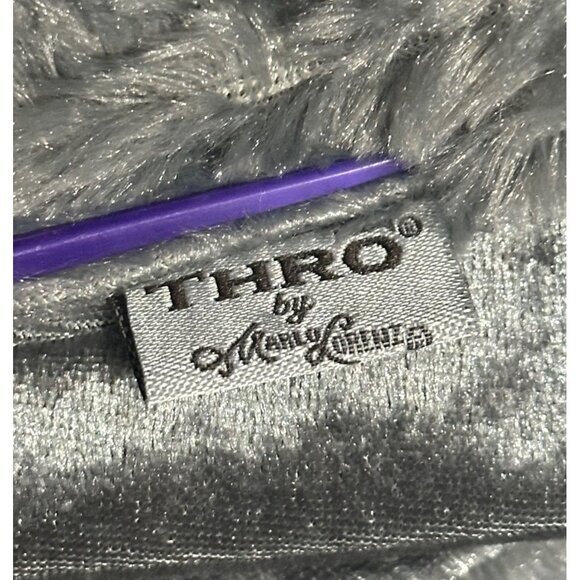 Marlo Lorenz THRO Plush Throw Blanket Gray Rosette Design Velvety Soft 42 x 58 - Picture 9 of 10